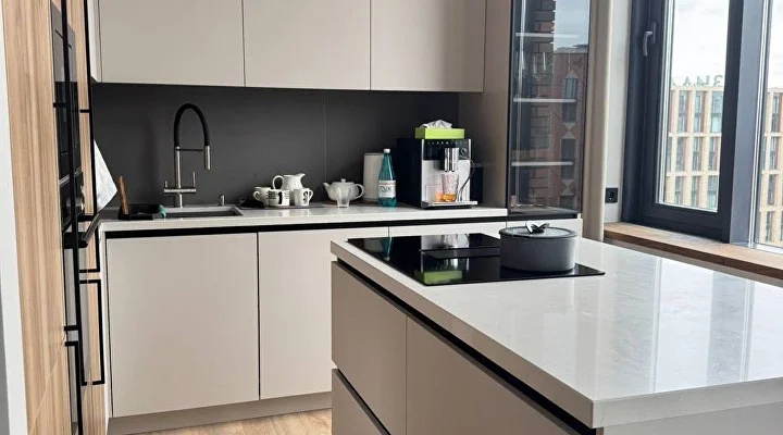 Кухня угловая с островом в стиле минимализм — Кашемир (тёплый бежево-серый) + Дерево (Дуб натуральный)