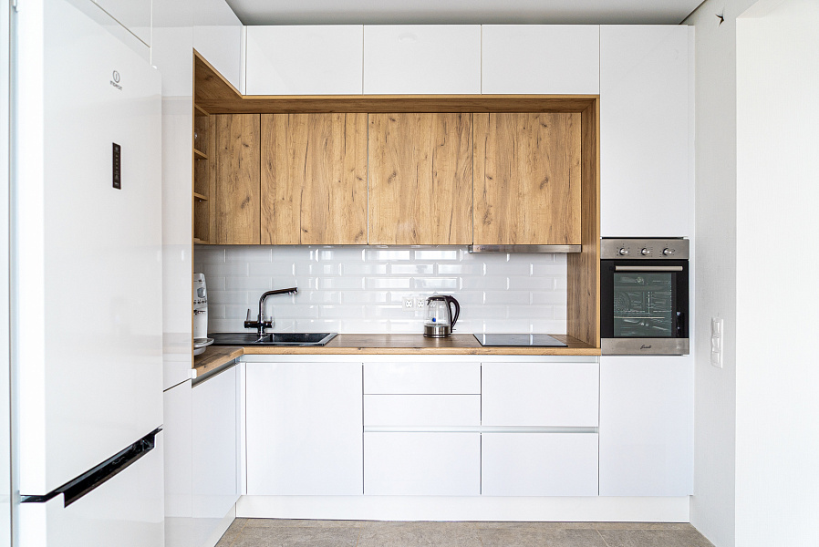 Кухня угловая Hi-Tech — Белый и дуб